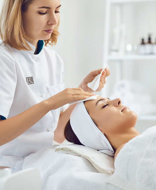 Esthéticienne utilisant les produits Lucia Rapetti PRO pendant un soin visage cabine